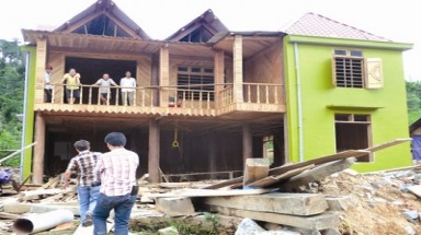 Thi nhau dựng nhà tiền tỷ giữa rừng