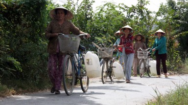  Tiền Giang: Dân phải mua từng can nước giá cao