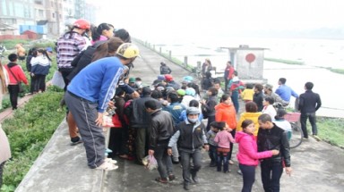 Một vụ tự tử bất thành khiến giao thông hỗn loạn