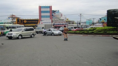  Nam thanh niên khỏa thân giữa phố... giao thông tê liệt