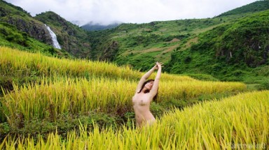  Trào lưu hotgirl nude giữa thiên nhiên để "nổi tiếng"