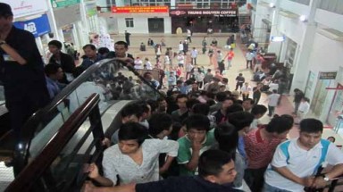  Chen chân chờ mua vé tàu Tết