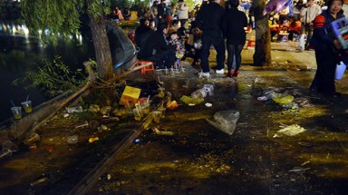  Hồ Gươm ngập rác... sau đêm Noel