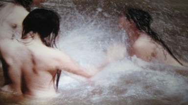  Trào lưu "tắm ôm" đã lây lan đến suối nước nóng Ba Vì