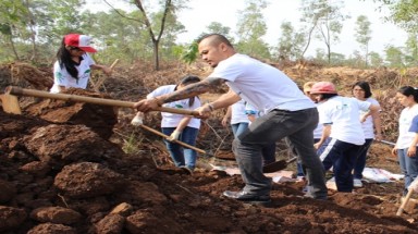 Trần Lập bị chế giễu vì  "đi giày bóng cuốc đất"