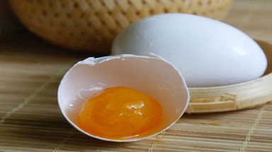 Ẩn họa khôn lường khi ăn trứng vịt sống