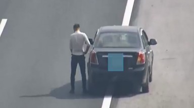Hình ảnh người đàn ông đừng xe để đi vệ sinh giữa đường cao tốc gây phẫn nộ