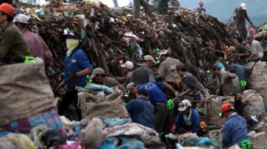 Đại ca "bảo kê"... bãi rác