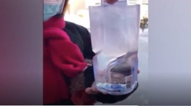  Trung Quốc lạnh âm 20 độ C, chai nước vừa mở đóng băng tức khắc