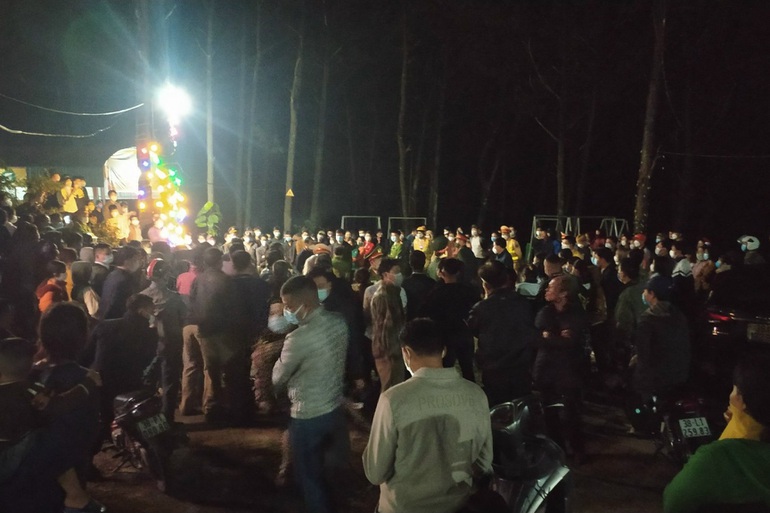 H&agrave;[-]Tĩnh:[-]Tạm[-]giữ[-]sư[-]trụ[-]tr&igrave;[-]v&agrave;[-]3[-]người[-]cưa[-]hạ[-]c&acirc;y[-]th&ocirc;ng[-]trước[-]cửa[-]ch&ugrave;a[-]Ch&acirc;n[-]Ti&ecirc;n