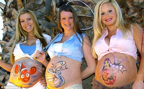 Những[-]bà[-]bầu[-]vui[-]vẻ[-]với[-]hình[-]vẽ[-]mới[-]trên[-]bụng