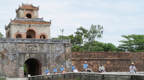 Ngồi[-]xích[-]lô[-]đi[-]quanh[-]Kinh[-]thành[-]Huế[-]luôn[-]là[-]lựa[-]chọn[-]đầu[-]tiên[-]khi[-]du[-]khách[-]tới[-]thăm[-]Huế.