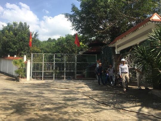 Chính[-]quyền[-]đến[-]biệt[-]phủ[-]xây[-]trái[-]phép[-]kiểm[-]tra,[-]người[-]làm[-]không[-]chịu[-]mở[-]cửa