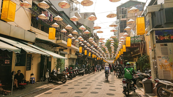 Giới[-]trẻ[-]thích[-]thú[-]với[-]phố[-]nón[-]Đào[-]Duy[-]Từ