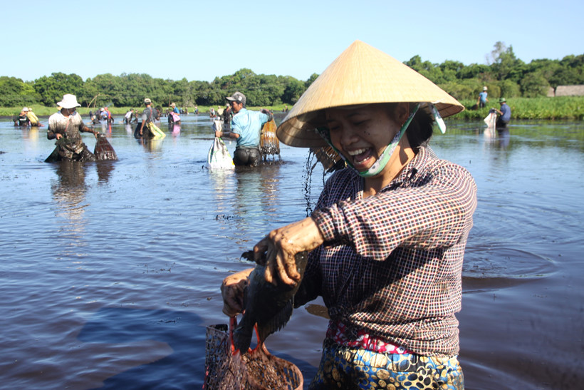 Cả[-]ngàn[-]người[-]lao[-]xuống[-]bàu[-]nước[-]"tắm[-]bùn"bắt[-]cá