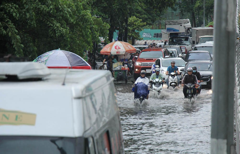 Đường[-]Sài[-]Gòn[-]ngập[-]sâu[-]trong[-]mưa[-]lớn,[-]nhiều[-]người[-]ngã[-]nhào