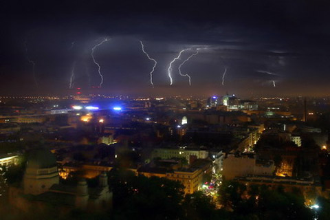 Những[-]tia[-]chớp[-]trên[-]bầu[-]trời[-]thành[-]phố[-]Warsaw,[-]Ba[-]Lan.