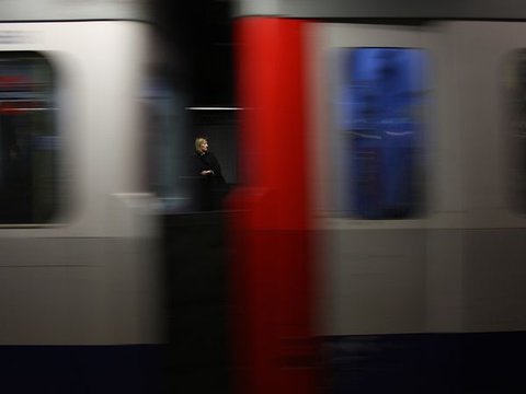 woman-train-platform-58012-600x450-jpg-1