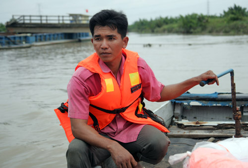 Tuy[-]nhiên,[-]trước[-]mắt[-]người[-]dân[-]muốn[-]di[-]chuyển[-]qua[-]lại[-]rút[-]ngắn[-]thời[-]gian[-]phải[-]lụy[-]đò[-]của[-]nhà[-]ông[-]Tỏ.