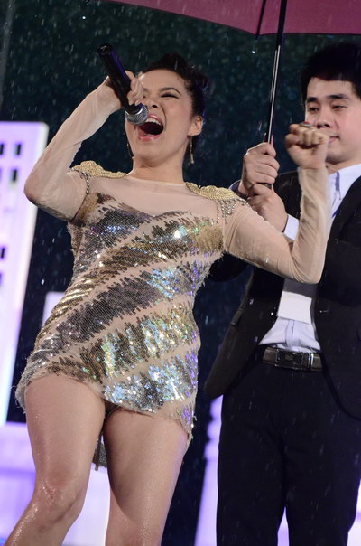 và[-]cô[-]sẵn[-]sàng[-]cởi[-]giày,[-]đi[-]chân[-]đất[-]biểu[-]diễn[-]trên[-]sân[-]khấu