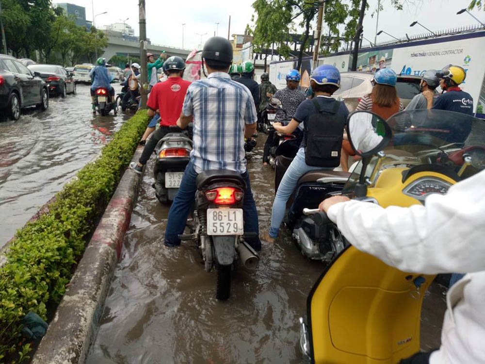 Đường[-]Sài[-]Gòn[-]ngập[-]sâu[-]trong[-]mưa[-]lớn,[-]nhiều[-]người[-]ngã[-]nhào