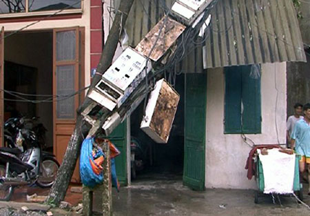 Hình[-]ảnh[-]hoang[-]tàn[-]ở[-]Thái[-]Bình,[-]khi[-]cơn[-]bão[-]quét[-]qua[-](Ảnh:[-]Tiến[-]Nguyên)