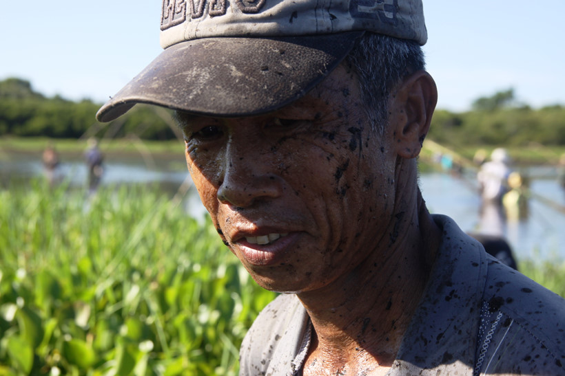 Cả[-]ngàn[-]người[-]lao[-]xuống[-]bàu[-]nước[-]"tắm[-]bùn"bắt[-]cá