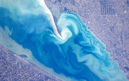 Những[-]gợn[-]sóng[-]trên[-]hồ[-]Erie[-]của[-]Canada,[-]ảnh[-]chụp[-]trong[-]Giờ[-]Trái[-]Đất[-]năm[-]2012.