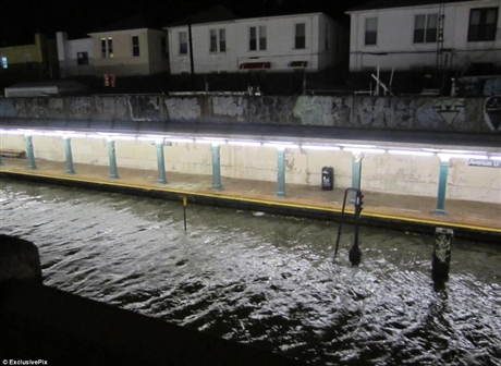 Một[-]ga[-]tàu[-]ngầm[-]ở[-]thành[-]phố[-]New[-]York[-]hoàn[-]toàn[-]bị[-]tê[-]liệt