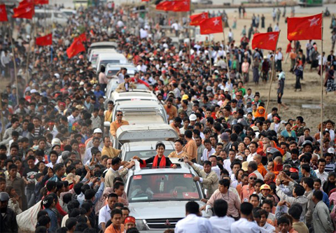 Nhà[-]hoạt[-]động[-]nhân[-]quyền[-]Ảnh:[-]AFP[-]Burmese[-]opposition[-]leader[-]Aung[-]San[-]Suu[-]Kyi[-]greets[-]supporters[-]from[-]a[-]car[-]after[-]attending[-]a[-]meeting[-]with[-]officials[-]from[-]the[-]operator[-]of[-]a[-]Chinese-backed[-]copper[-]mine[-]outside[-]Monywa,[-]Burma.[-]After[-]being[-]held[-]prisoner[-]for[-]21[-]years,[-]including[-]almost[-]15[-]years[-]in[-]house[-]detention,[-]Suu[-]Kyi[-]was[-]released[-]in[-]2010,[-]and[-]in[-]June,[-]she[-]traveled[-]to[-]Oslo[-]to[-]receive[-]the[-]Nobel[-]Peace[-]Prize[-]awarded[-]to[-]her[-]in[-]1991.