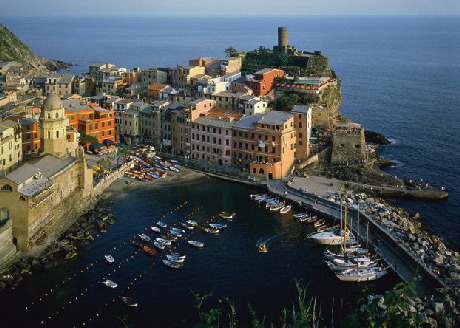 Cinque[-]Terre[-]lung[-]linh[-]ánh[-]đèn[-]trong[-]buổi[-]tối[-]thanh[-]bình