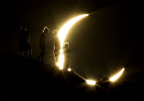 Hikers[-]watch[-]an[-]annular[-]eclipse[-]from[-]Papago[-]Park[-]in[-]Phoenix.[-]The[-]annular[-]eclipse,[-]in[-]which[-]the[-]moon[-]passes[-]in[-]front[-]of[-]the[-]sun[-]leaving[-]only[-]a[-]golden[-]ring[-]around[-]its[-]edges,[-]was[-]visible[-]to[-]wide[-]areas[-]across[-]China,[-]Japan[-]and[-]elsewhere[-]in[-]the[-]region[-]before[-]moving[-]across[-]the[-]Pacific[-]to[-]be[-]seen[-]in[-]parts[-]of[-]the[-]western[-]United[-]States.[-]Ảnh:[-]AP