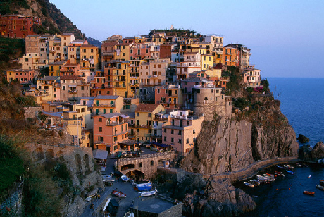 Cinque[-]Terre[-]lung[-]linh[-]ánh[-]đèn[-]trong[-]buổi[-]tối[-]thanh[-]bình