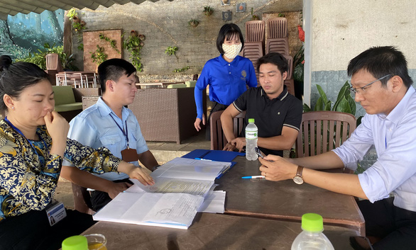 Thu[-]hồi[-]giấy[-]kinh[-]doanh[-]qu&aacute;n[-]c&agrave;[-]ph&ecirc;[-]c&oacute;[-]nh&acirc;n[-]vi&ecirc;n[-]đẩy[-]r&aacute;c[-]xuống[-]biển