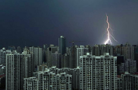 Những[-]tia[-]chớp[-]sáng[-]rực[-]phía[-]trên[-]các[-]toà[-]nhà[-]cao[-]tầng[-]ở[-]Thượng[-]Hải[-](Trung[-]Quốc)[-]trong[-]một[-]cơn[-]bão,