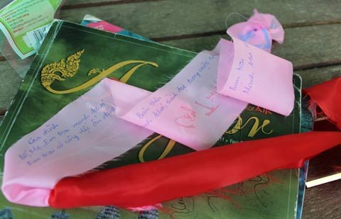 “Cây[-]tình[-]yêu”[-]rực[-]rỡ[-]với[-]hàng[-]trăm[-]hàng[-]nghìn[-]dải[-]lụa[-]hồng,[-]đỏ.[-]