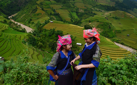 Thiếu[-]nữ[-]Tú[-]Lệ[-]đẹp[-]như[-]chính[-]cái[-]tên[-]và[-]thiên[-]nhiên[-]nơi[-]đây