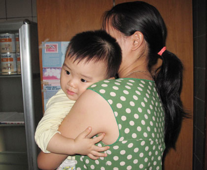 Cháu[-]Nghĩa[-]may[-]mắn[-]sống[-]sót[-]sau[-]khi[-]đã[-]ngừng[-]thở,[-]ngừng[-]tim[-]vì[-]hóc[-]thạch.[-]Ảnh:[-]H.Hải