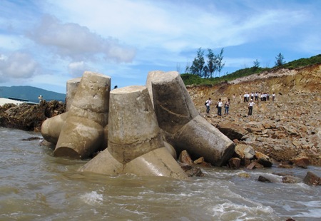 Những[-]khối[-]bê[-]tông[-]nặng[-]gần[-]25[-]tấn[-]cũng[-]bị[-]sóng[-]cuốn[-]nằm[-]chỏng[-]chơ