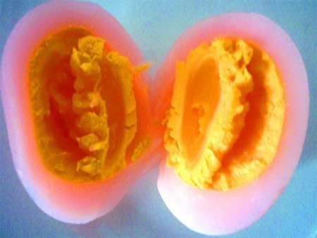 Lòng[-]trắng[-]trứng[-]vịt[-]có[-]màu[-]đỏ[-]bất[-]thường[-]được[-]phát[-]hiện[-]ở[-]Đà[-]Lạt.[-]