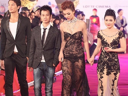 Hồng[-]Quế[-]cùng[-]diễn[-]viên[-]Quỳnh[-]Hoa[-]và[-]nhà[-]thiết[-]kế[-]Hoàng[-]Hải[-]xuất[-]hiện[-]trên[-]thảm[-]đỏ[-]LHP