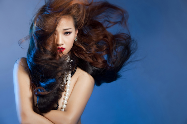 Nữ[-]ca[-]sĩ[-]ý[-]thức[-]được[-]vẻ[-]đẹp[-]của[-]bản[-]thân,[-]nên[-]thường[-]chụp[-]ảnh[-]theo[-]phong[-]cách[-]gợi[-]cảm.