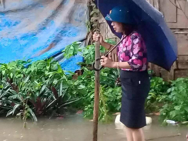 Thanh[-]Hóa:[-]Chủ[-]tịch[-]phường[-]mặc[-]váy[-]đứng[-]trên[-]bè[-]cho[-]người[-]kéo[-]qua[-]vùng[-]nước[-]ngập