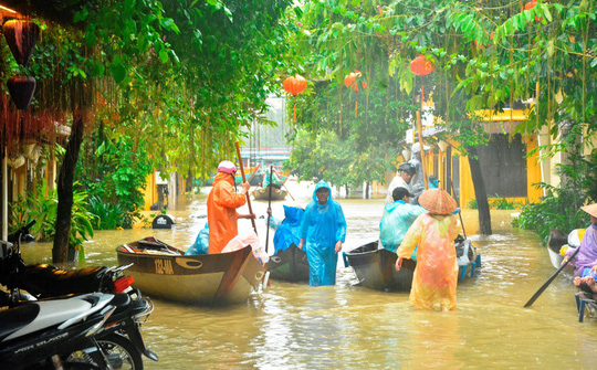 Làng[-]mạc[-]Quảng[-]Nam[-]ngập[-]chìm[-]trong[-]nước,[-]thủy[-]điện[-]vẫn[-]xả[-]lũ