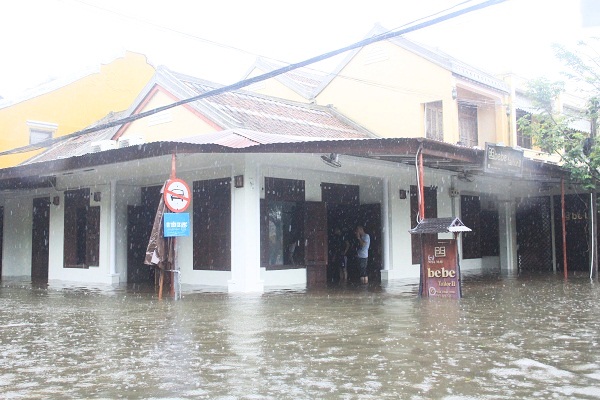 Hội[-]An[-]thất[-]thủ,[-]du[-]khách[-]thuê[-]thuyền[-]chạy[-]lũ