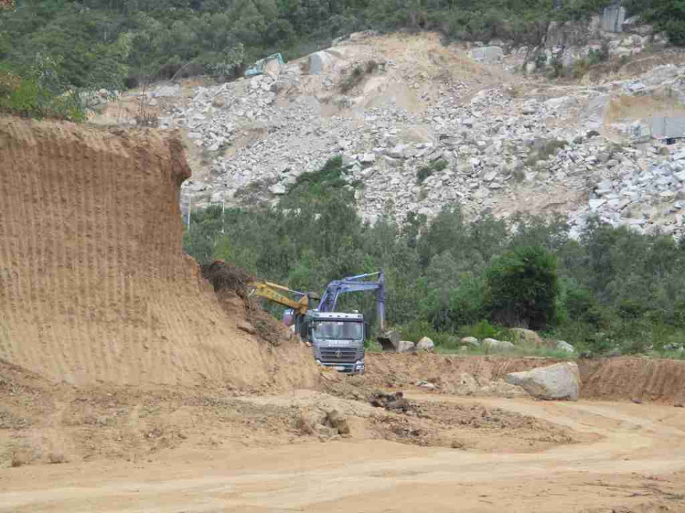 Bình[-]Định:[-]Báo[-]động[-]tình[-]trạng[-]khai[-]thác[-]đất[-]trái[-]phép[-]tại[-]chân[-]Núi[-]Bà