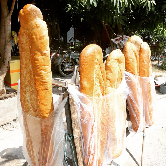 Bánh[-]mỳ[-]khổng[-]lồ[-]dài[-]1m[-]ở[-]An[-]Giang[-]lọt[-]top[-]món[-]ăn[-]kỳ[-]lạ[-]nhất[-]thế[-]giới