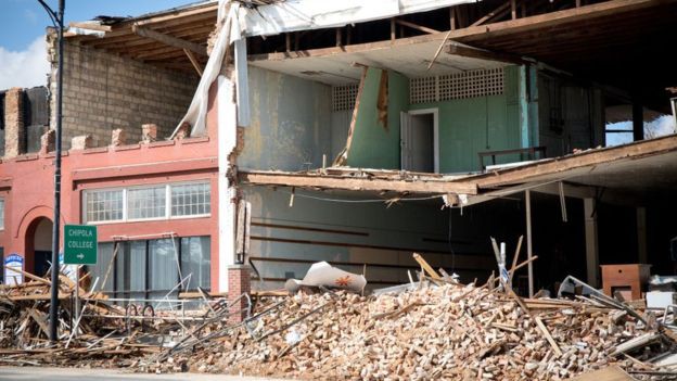 Si&ecirc;u[-]b&atilde;o[-]Michael[-]tấn[-]c&ocirc;ng[-]nước[-]Mỹ:[-]16[-]người[-]chết,[-]cả[-]thị[-]trấn[-]bị[-]x&oacute;a[-]sổ