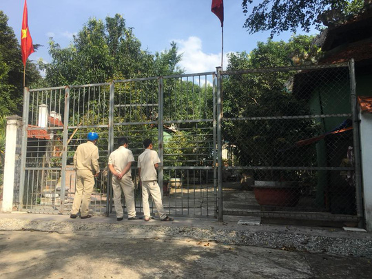 Chính[-]quyền[-]đến[-]biệt[-]phủ[-]xây[-]trái[-]phép[-]kiểm[-]tra,[-]người[-]làm[-]không[-]chịu[-]mở[-]cửa