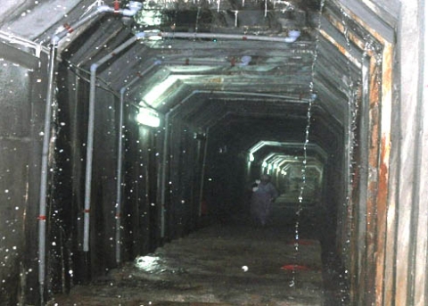 Nước[-]chảy[-]xối[-]xả[-]trong[-]đường[-]hầm[-]đập[-]chính[-]thủy[-]điện[-]Sông[-]Tranh[-]2[-]vào[-]tháng[-]4[-]năm[-]2012.